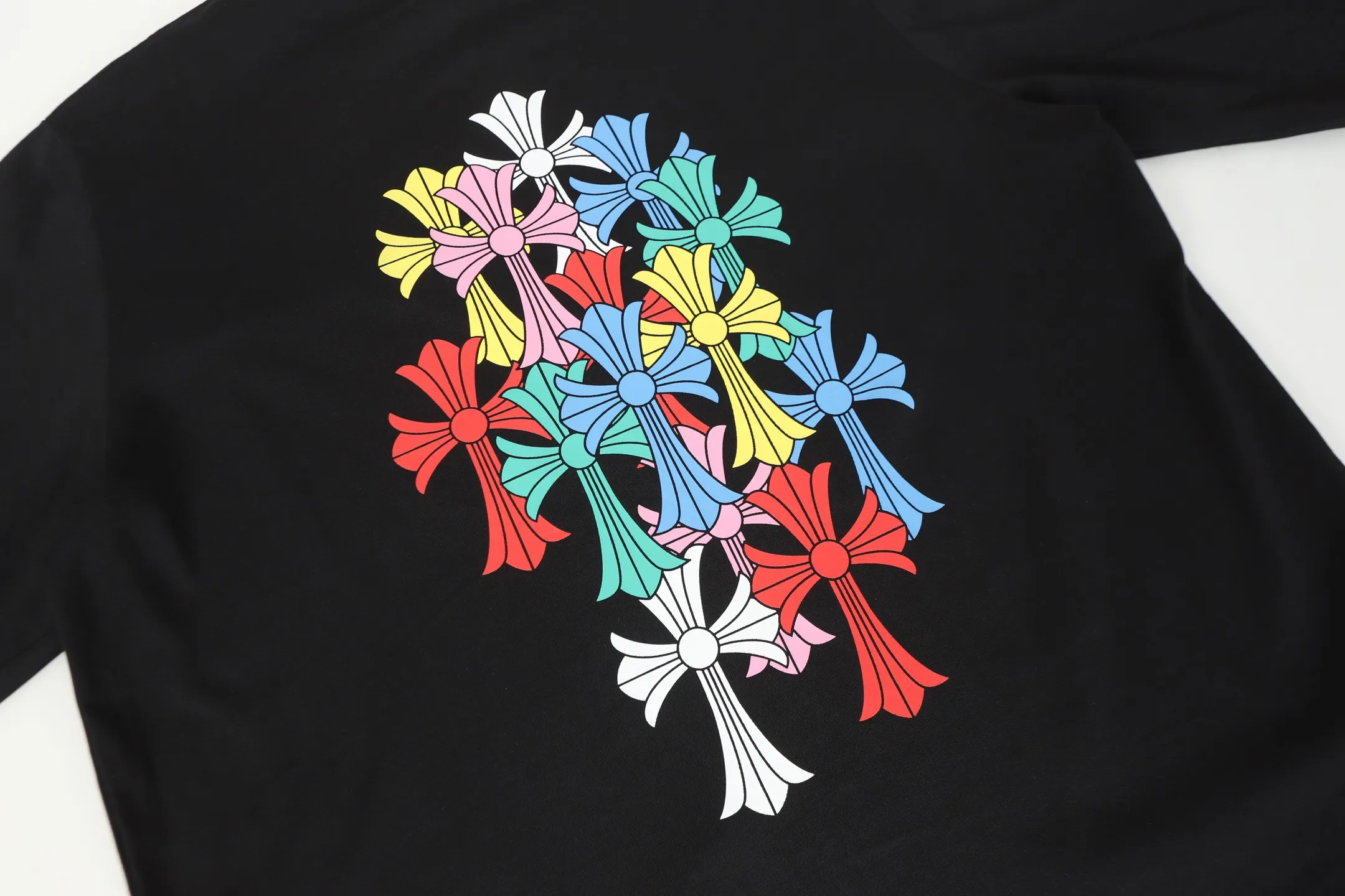 🅿️260 Come Hearts/Cro Hearts Colorful Cross Sanskrit Printed Long Sleeves, great for autumn and winter! Chest pockets, high weight threads on collar and cuffs, custom woven and dyed 280g double yarn pure cotton fabric, washed anti-counterfeiting tags and other auxiliary labels are all correct versions, super conspicuous, super good-looking, super atmospheric, same style for men and women! The overall upper body highlights fashion and individuality, and it is a recommended T-shirt for couples to wear together!! Color: black/white Size: XS-L